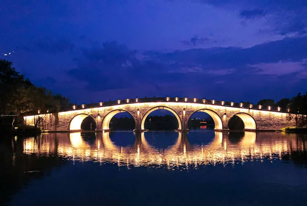 夜晚在河上架桥 — 图库照片