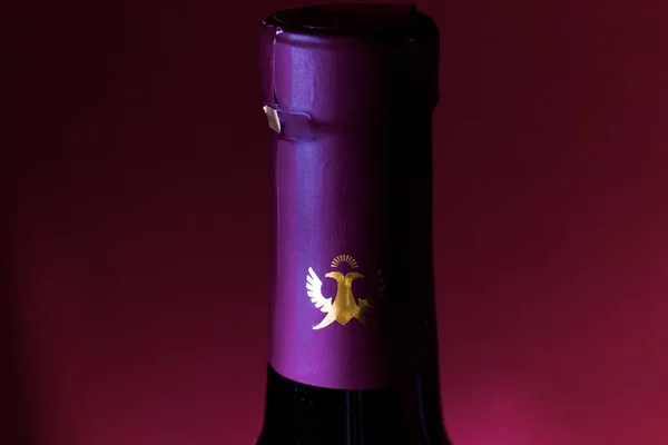 Bulanık Arka Planda Şarap Şişesi — Stok fotoğraf