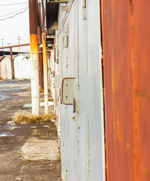 Старые Гаражные Двери Цветные Двери — стоковое фото