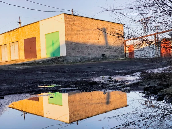 Återspegling Färgade Husen Vattnet — Stockfoto