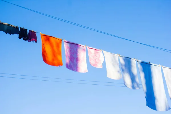 Schone Kleurrijke Kleren Een Touw Onder Blauwe Lucht — Stockfoto