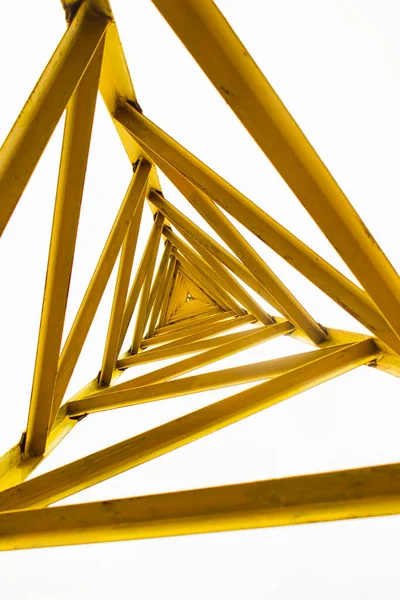 Abstrakcyjna Żółta Konstrukcja Stalowa Białym Tle — Zdjęcie stockowe