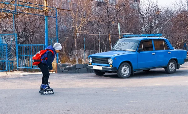 Skateboarder Ένα Μπλε Αυτοκίνητο Φόντο — Φωτογραφία Αρχείου