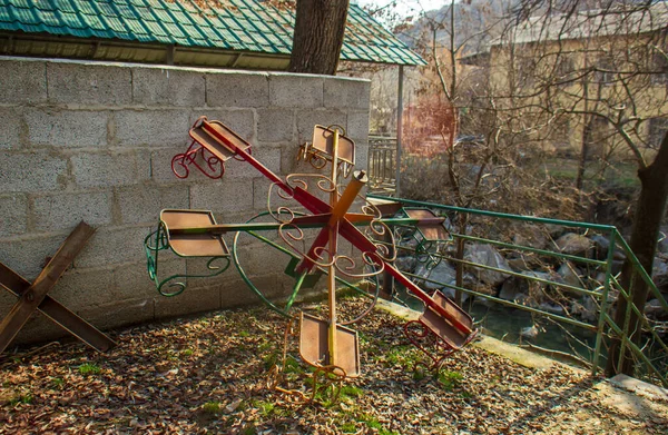 Viejo Carrusel Oxidado Abandonado Frente Casa Vieja —  Fotos de Stock