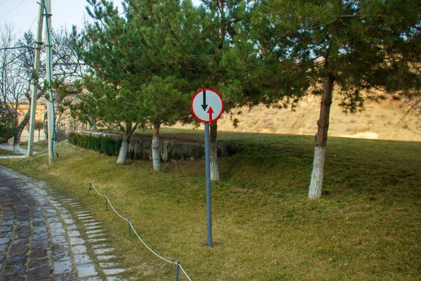 Verkehrsschild Auf Der Straße Waldnähe — Stockfoto