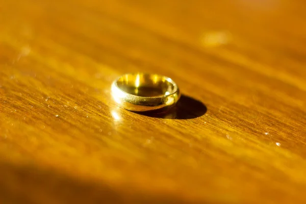 Anillo Bodas Oro Mesa Madera — Foto de Stock