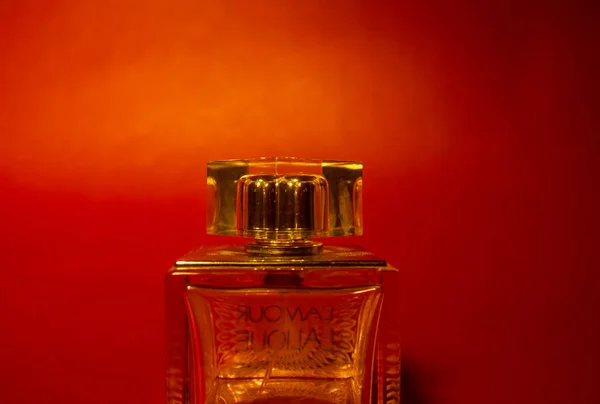 Bouteille Parfum Sur Fond Rouge Abstrait — Photo