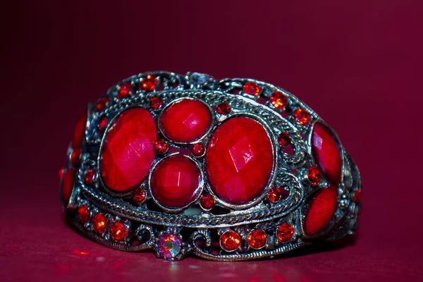 Pulsera Con Piedras Preciosas Color Rojo Sobre Fondo Rojo —  Fotos de Stock