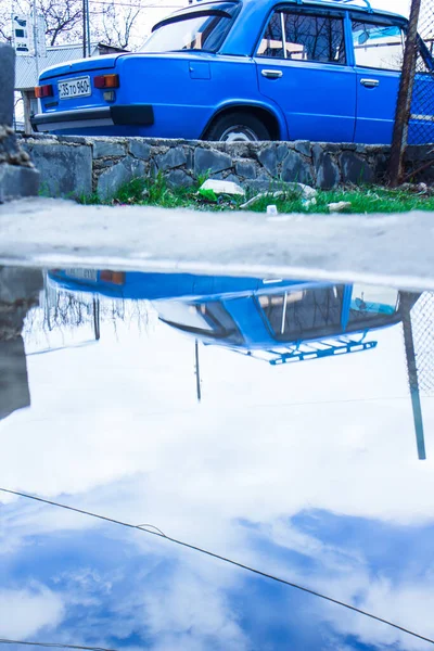 Отражение Синей Машины Воде — стоковое фото
