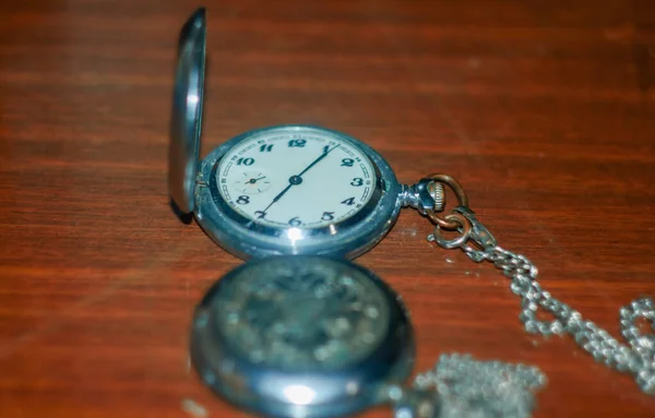 桌上的旧表 一只旧的银怀表 一只古董怀表 一只旧的银怀表 — 图库照片