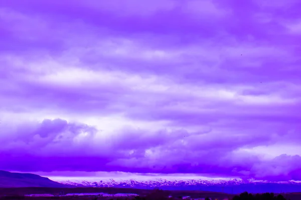 山の上の雲街の上の嵐雲山の上の嵐雲畑の上の嵐雲 — ストック写真