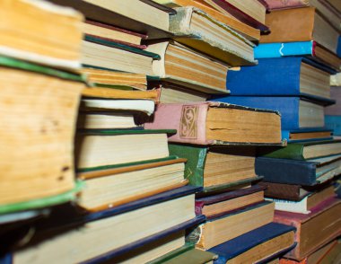 Bir yığın eski kitap, bir yığın eski kitap, eski kitap duvar kağıdı, kitap arkaplanı.