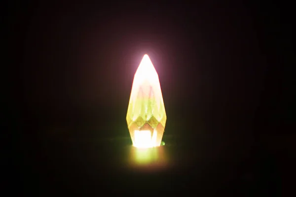 Kynttilän Polttaminen Mustalla Pohjalla Kynttilän Polttaminen Pimeässä — kuvapankkivalokuva