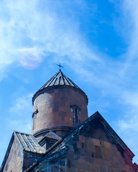 Stara Wieża Kościoła Pod Błękitnym Niebem Krzyż Dachu Kościoła — Zdjęcie stockowe