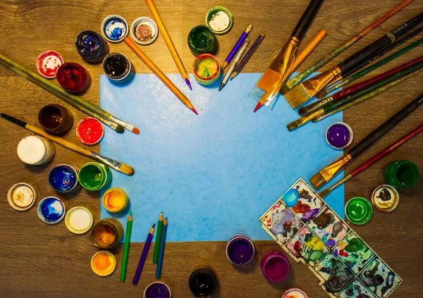 Mavi Arka Planda Okul Malzemeleri Renkli Kalemler Kalemlerle Arka Plan — Stok fotoğraf