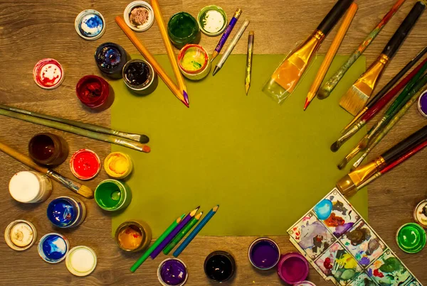 Yeşil Arka Planda Okul Malzemeleri Renkli Kalemler Kalemlerle Arka Plan — Stok fotoğraf