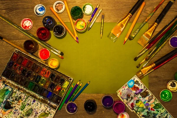 Yeşil Arka Planda Okul Malzemeleri Renkli Kalemler Kalemlerle Arka Plan — Stok fotoğraf