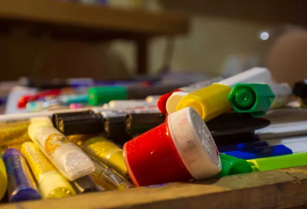 Colorful Plastic Bottles Colorful Pens Watercolor — Stock Photo, Image