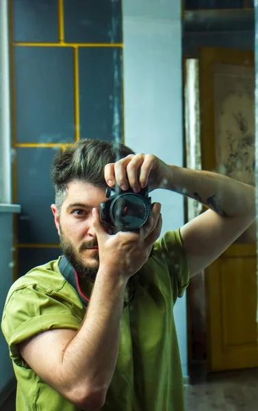 写真を撮る男写真を撮る若者カメラを持つ男鏡に映る男 — ストック写真