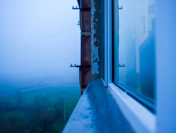 안개낀 날씨에 창문에서 바라본 — 스톡 사진