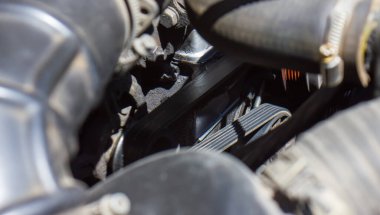 Eski araba motoru, eski arabanın motoru, eski kaslı arabanın süperşarjı, araba motoru detayı.