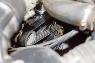 Eski araba motoru, eski arabanın motoru, eski kaslı arabanın süperşarjı, araba motoru detayı.