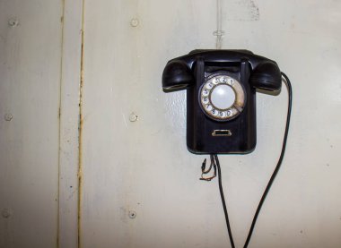Eski siyah telefon, eski moda telefon, beyaz arka planda eski siyah telefon.