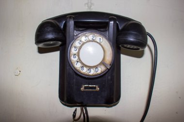 Eski siyah telefon, eski moda telefon, beyaz arka planda eski siyah telefon.