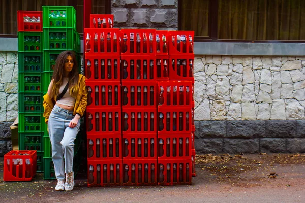 Sarı Elbiseli Güzel Genç Seksi Bir Kız Kırmızı Kutularının Yanında — Stok fotoğraf