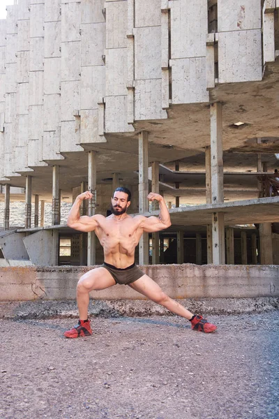Genç Kaslı Adam Şehirde Vücut Geliştirme Egzersizleri Yapıyor Kaslı Genç — Stok fotoğraf