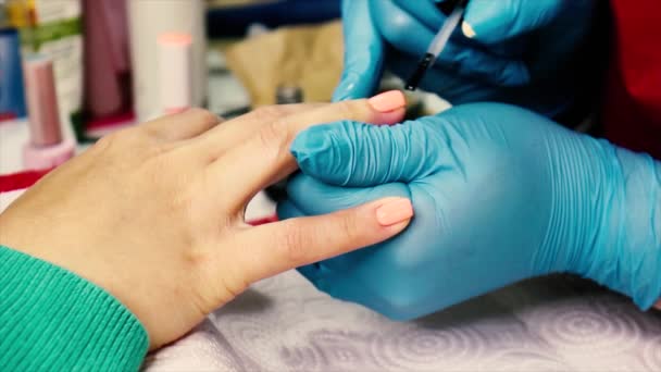 Een Professionele Manicure Doet Nagellak Schoonheidssalon — Stockvideo