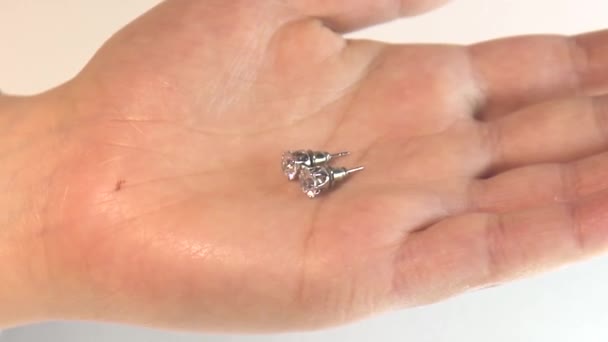 Жінка Дивлячись Сережки Руках Ювелірному Магазині Рука Діамантом Рука Тримає — стокове відео