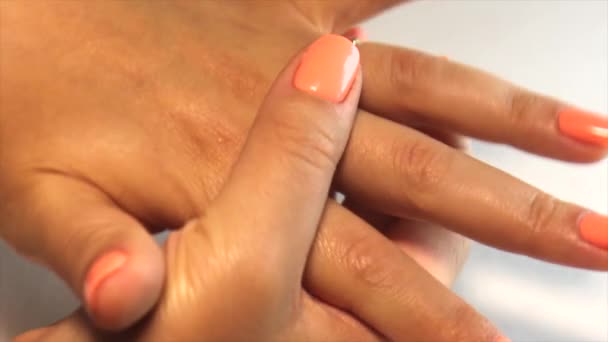 Женщина Смотрит Кольцо Свои Руки Ювелирном Магазине Рука Кольцом — стоковое видео