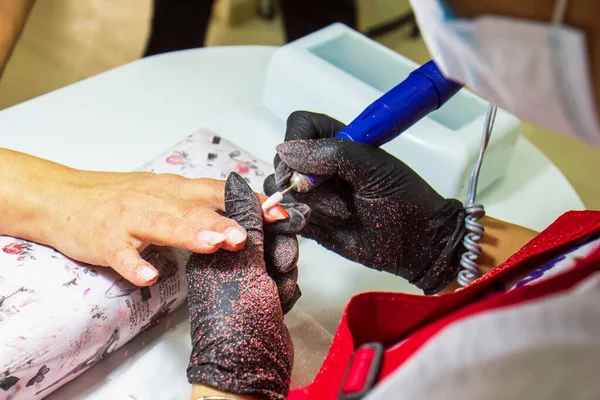 Kobieta Pracuje Małym Wiertłem Paznokciach Salonie Piękności — Zdjęcie stockowe