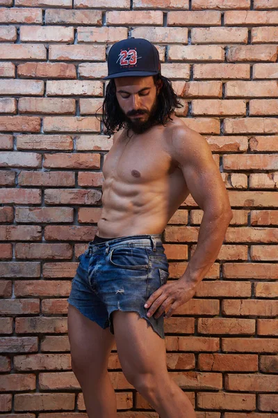 Muscular Young Man Short Jeans Posing Brick Wall Muscular Young — Stock Photo, Image