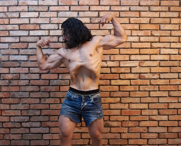 Muscular Young Man Short Jeans Posing Brick Wall Muscular Young — Stock Photo, Image