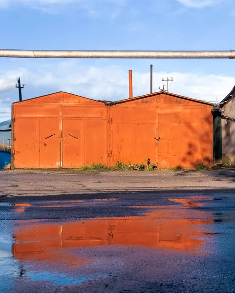 Промышленная Зона Городе Отражение Оранжевых Гаражей — стоковое фото