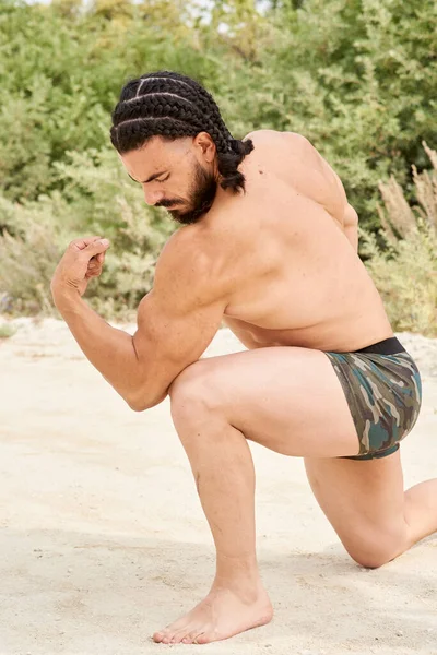 Young Muscular Man Exercising Beach Young Muscular Man Doing Bodibuilding — Stock Photo, Image