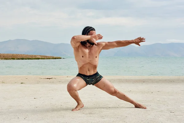 Kumsalda Genç Bir Adam Kumsalda Egzersiz Yapan Genç Kaslı Bir — Stok fotoğraf