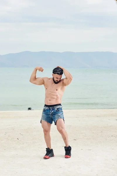 Young Man Beach Young Muscular Man Exercising Beach Young Muscular — Stock Photo, Image