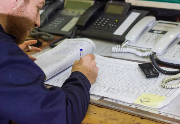 Zakenman Die Aan Zijn Project Werkt Jongeman Die Zijn Kantoor — Stockfoto