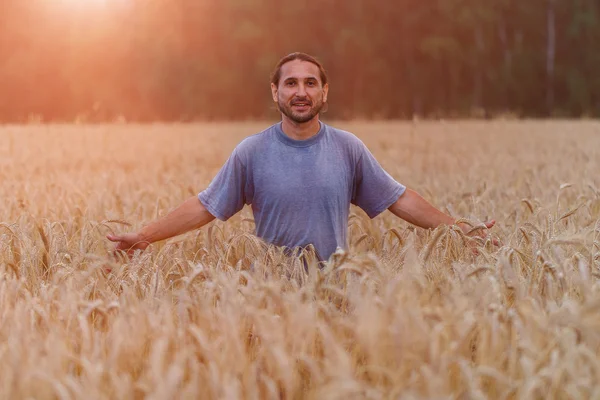 Gente feliz en un campo de trigo tocado por las manos y las orejas o —  Fotos de Stock