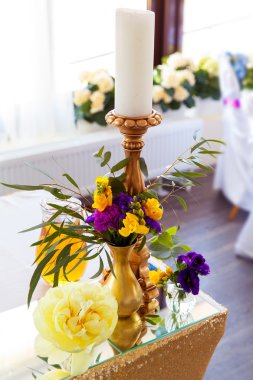 Düğün bayram, gelini süslemek için çiçek düzenleme ve 