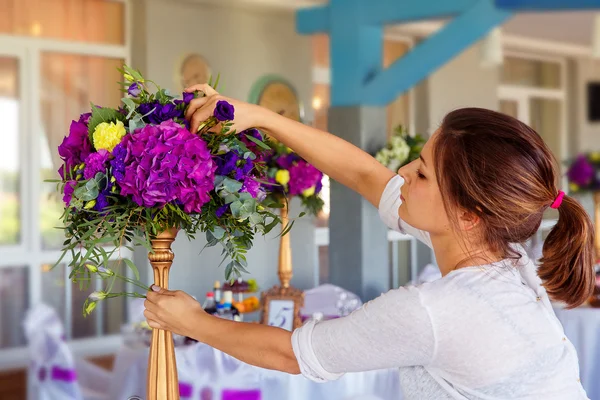 Флорист на работе. Женщина делает весенние цветочные украшения свадьба — стоковое фото