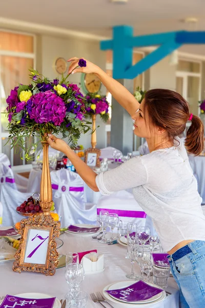 Bloemist op het werk. vrouw voorjaar florale decoraties maken de wedd — Stockfoto