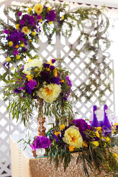Цветочные договоренности, чтобы украсить свадебный пир, невеста и — стоковое фото