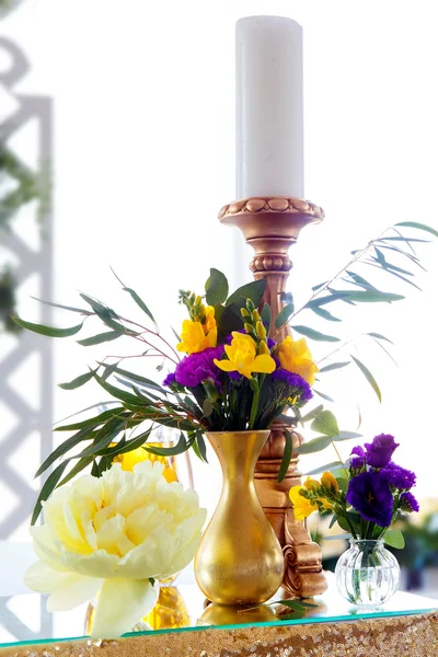 Arrangement floral pour décorer la fête de mariage, la mariée et — Photo