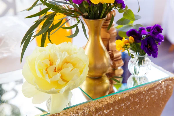 Arreglo floral para decorar la fiesta de la boda, la novia y — Foto de Stock