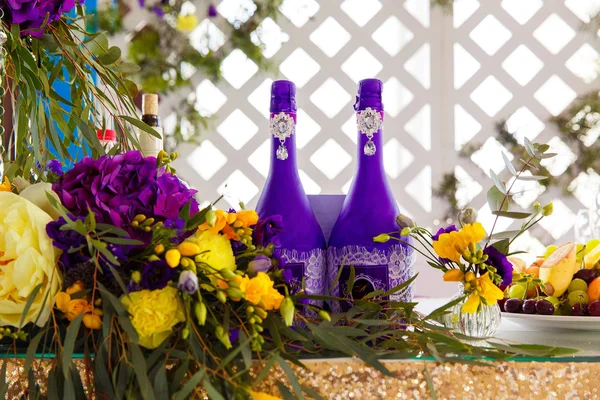 Arreglo floral para decorar la fiesta de la boda, la novia y —  Fotos de Stock