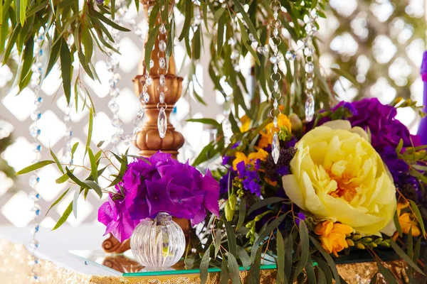 Arrangement floral pour décorer la table de mariage en couleur pourpre. Th h — Photo